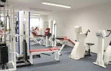 Fitnessraum mit verschiedenen Trainingsgeräten